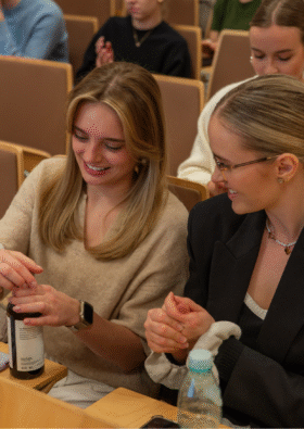 studentki na wykładach oglądają kosmetyki