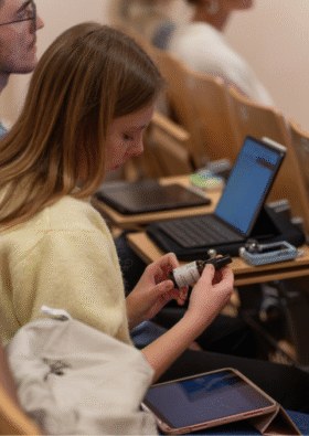 wykłady Dr. n med. Pauliny Radomej dla studentek kosmetologii