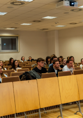 wykłady Dr. n med. Pauliny Radomej dla studentek kosmetologii