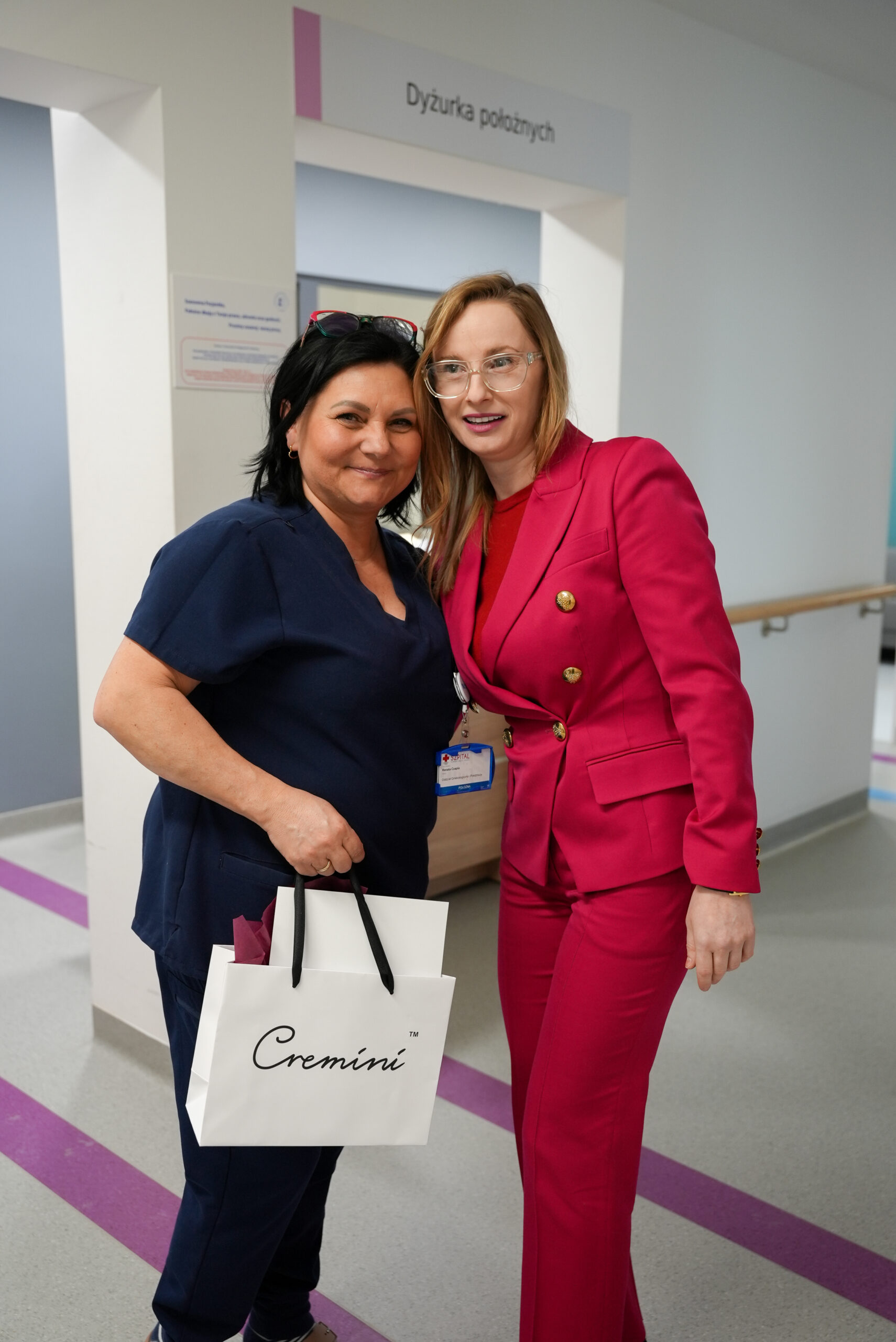 rozdawanie prezentów pracownicą szpitala