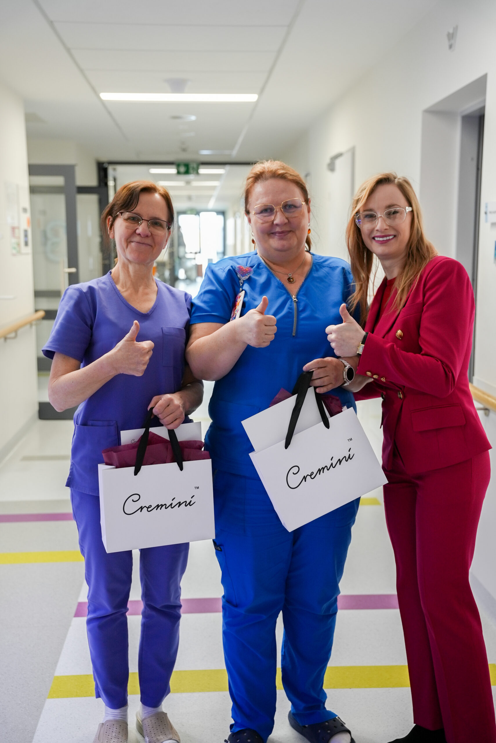 rozdawanie prezentów pracownicą szpitala